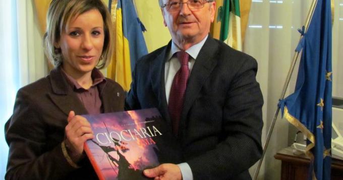 VANESSA VILLANI IN VISITA AL COMMISSARIO